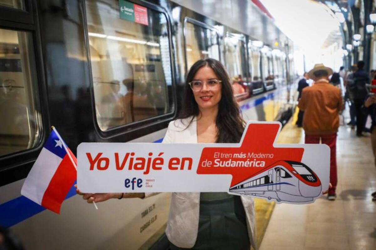 Camila Vallejo, ministra secretaria general del gobierno de Chile en la inauguración del nuevo tren de la Empresa de los Ferrocarriles del Estado. Tomado de redes /Vanguardia