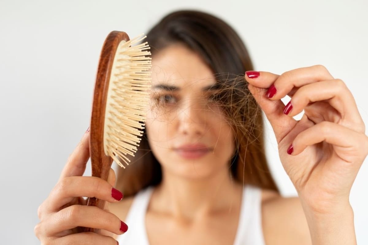 Tres cambios en el cabello podrían revelar enfermedades antes de presentar otros síntomas. | Foto: Vanguardia / Canva