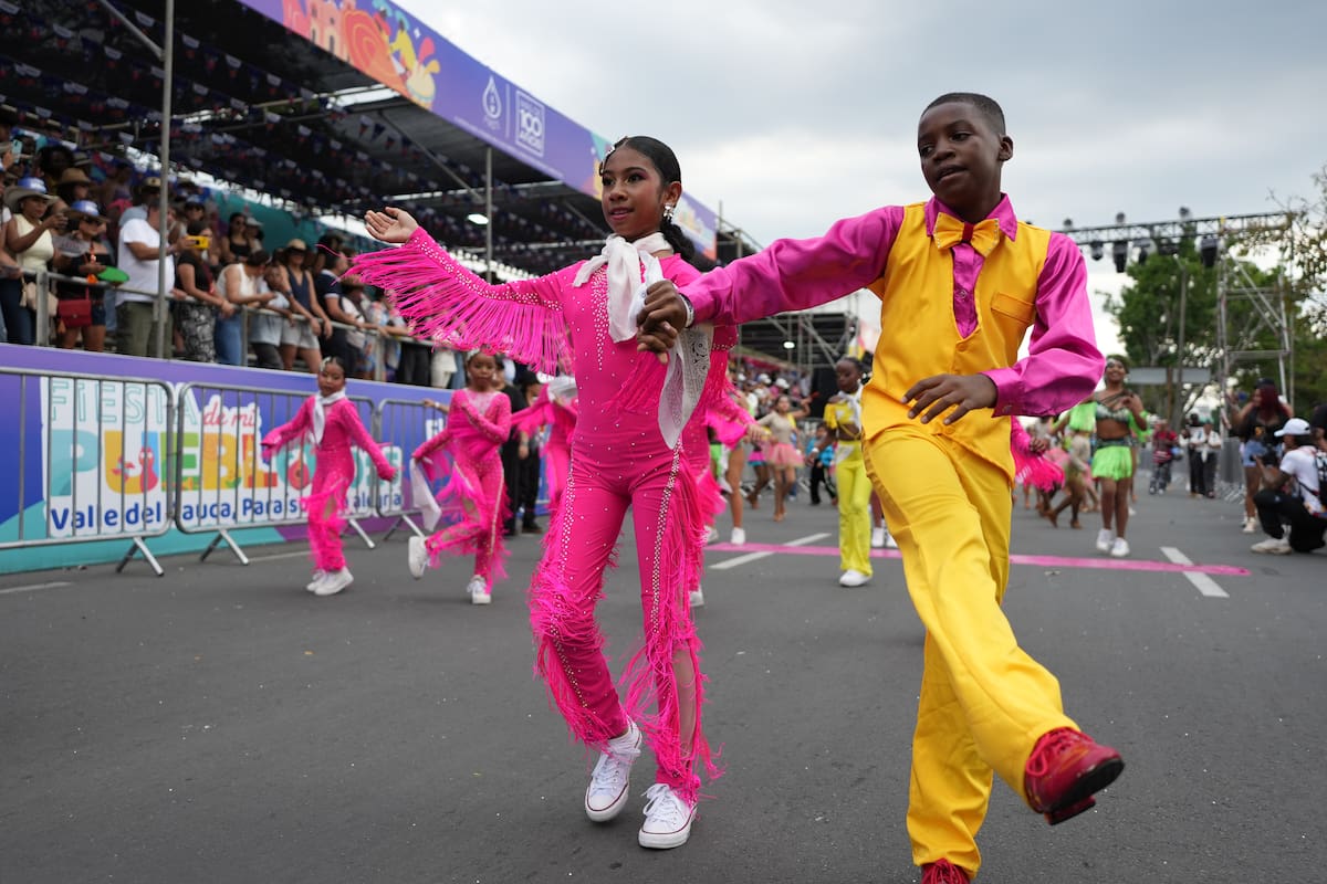 Bailarines de salsa se presentan durante la versión número 68 de la feria de Cali este viernes, en Cali (Colombia). L