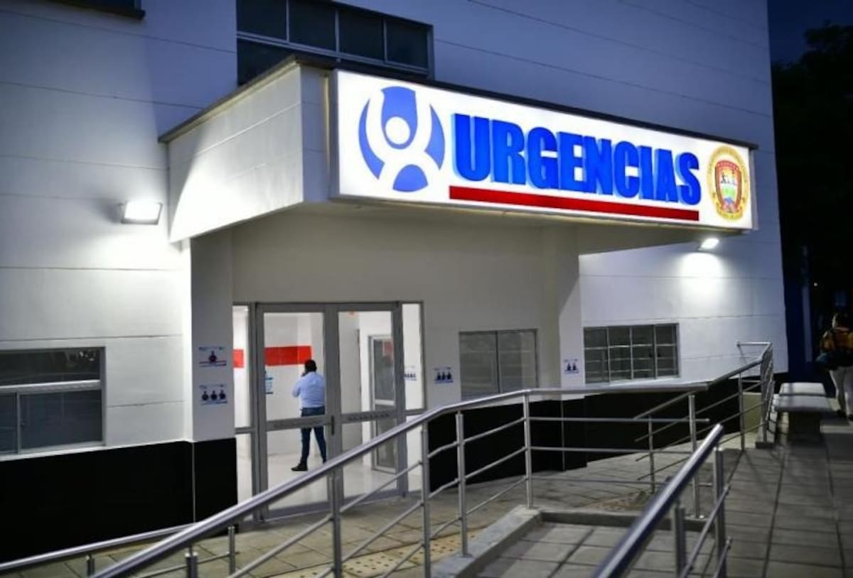 Tres guardas del HUS fueron atacados con arma blanca por un paciente que intentó escapar del área de urgencias.