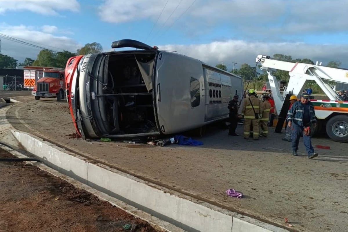 Tres muertos y 15 heridos dejó el volcamiento de un bus de servicio público interdepartamental. | Foto: Tomada de redes sociales