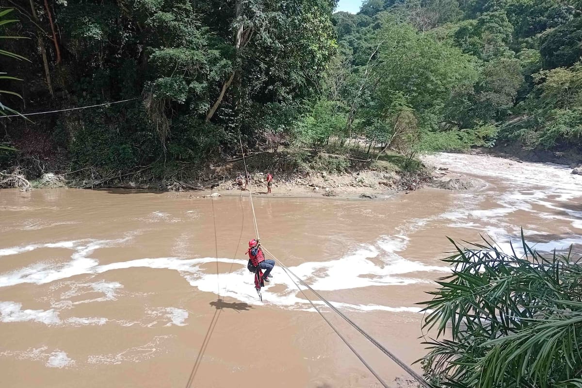 Tres personas quedaron atrapadas por la creciente del río de Oro en Girón: así fueron rescatadas