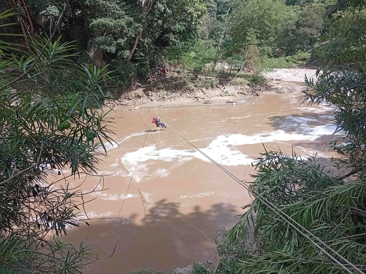 Tres personas quedaron atrapadas por la creciente del río de Oro en Girón: así fueron rescatadas