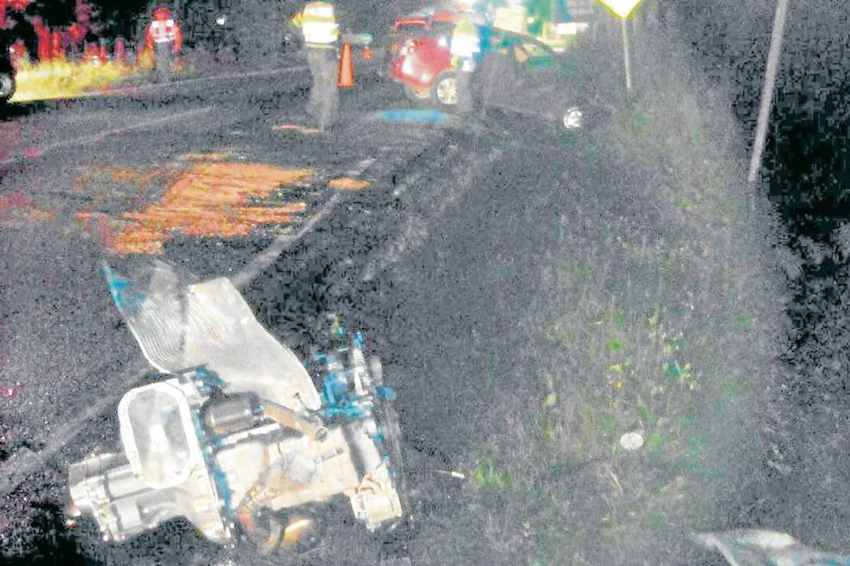 Como consecuencia de la colisión que se generó entre un automóvil y una tractomula cerca al peaje de Oiba, el motor y la caja se desprendieron de su sitio original, debido al fuerte impacto que también activó los airbag del automóvil. Sin embargo resultaron heridos tres ocupantes del Chevrolet Sonic. (Foto: Suministrada/VANGUARDIA LIBERAL)