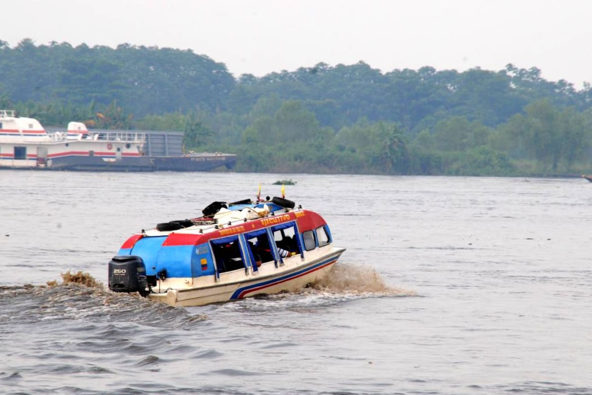 La chalupa de la empresa fluvial Transportadora San Pablo parte de Barrancabermeja desde las 6:00 de la mañana hasta Magangué, Bolívar, por el río Magdalena, solamente de lunes a sábado. El pasado viernes salió del Puerto Petrolero con dos pasajeros, uno de ellos se dirigía hasta Pinillos y el otro hasta Magangué. Según conoció Vanguardia Liberal, las personas que fallecieron en el accidente tomaron el servicio en el Banco, Magdalena, y en Gamarra, Cesar. (Foto: Édgar Perntt/ VANGUARDIA LIBERAL)