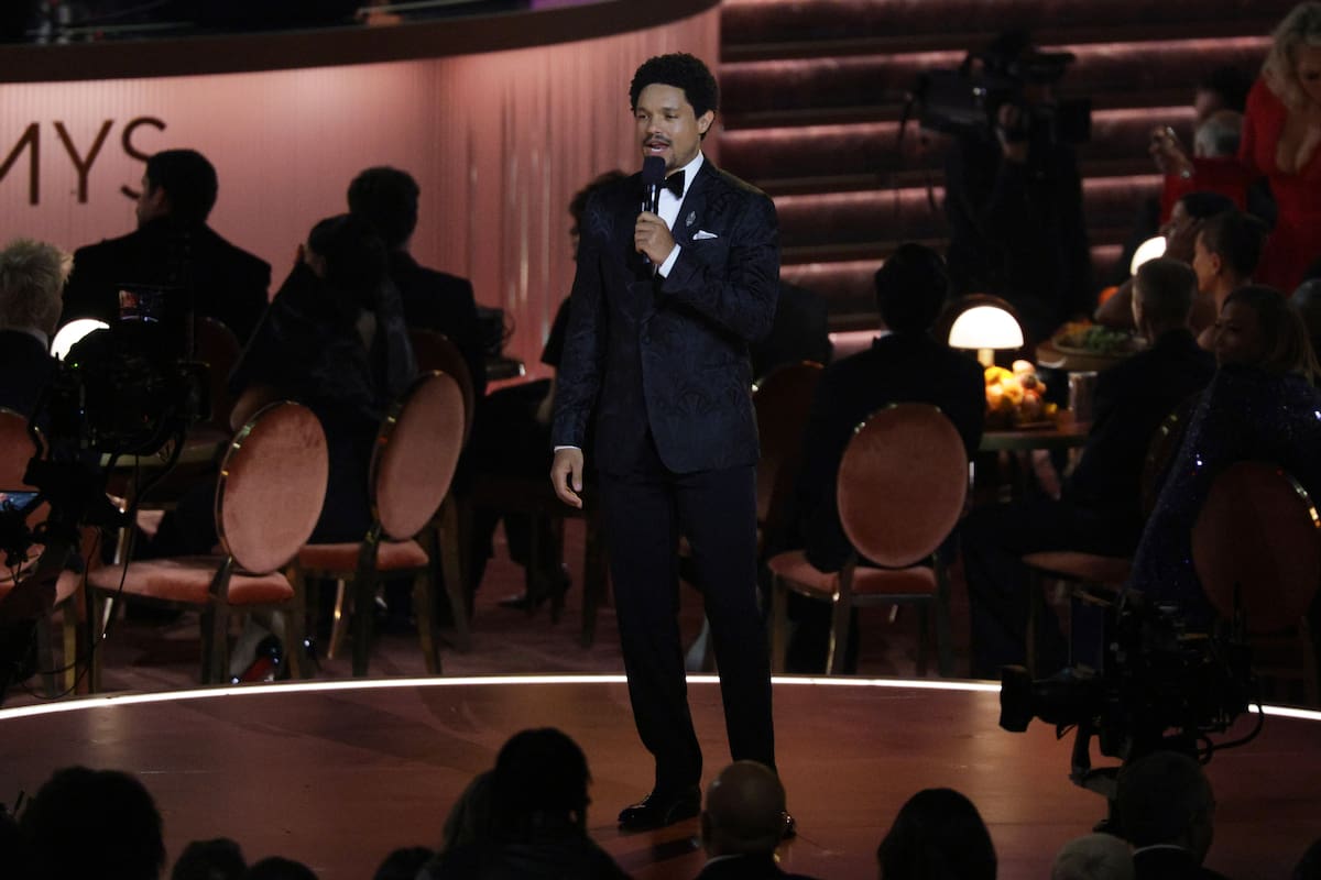 Trump amenaza con demandar a Trevor Noah, presentador de los Grammy, tras una ácida broma que lo vinculó con Jeffrey Epstein.