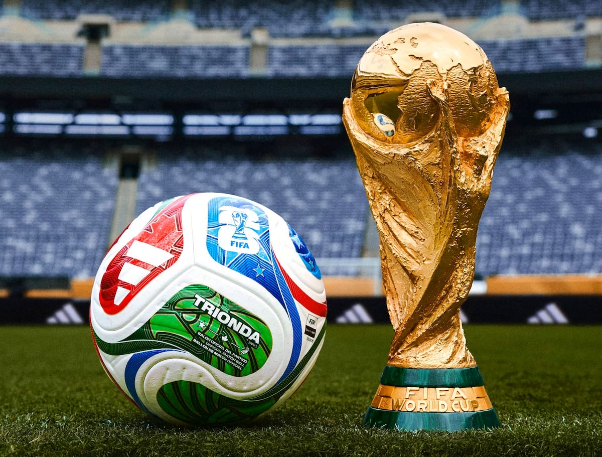 Fue el presidente del máximo ente del fútbol mundial, Gianni Infantino, el que reveló en sociedad a 'Trionda', una esférica que cuenta con tecnología de punta, con un chip incorporado incluido. /FOTO: FIFA