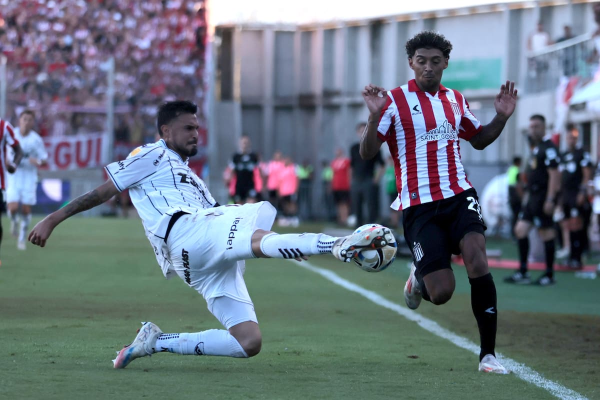 AMDEP133. SAN NICOLÁS (ARGENTINA), 20/12/2025.- Cristian Medina (d) de Estudiantes disputa un balón con Ignacio Vázquez de Platense este sábado, en la final del Trofeo de Campeones entre el Club Estudiantes de La Plata y el Club Atlético Platense en el Estadio Único de San Nicolás, en San Nicolás (Argentina). EFE/ Adan González
