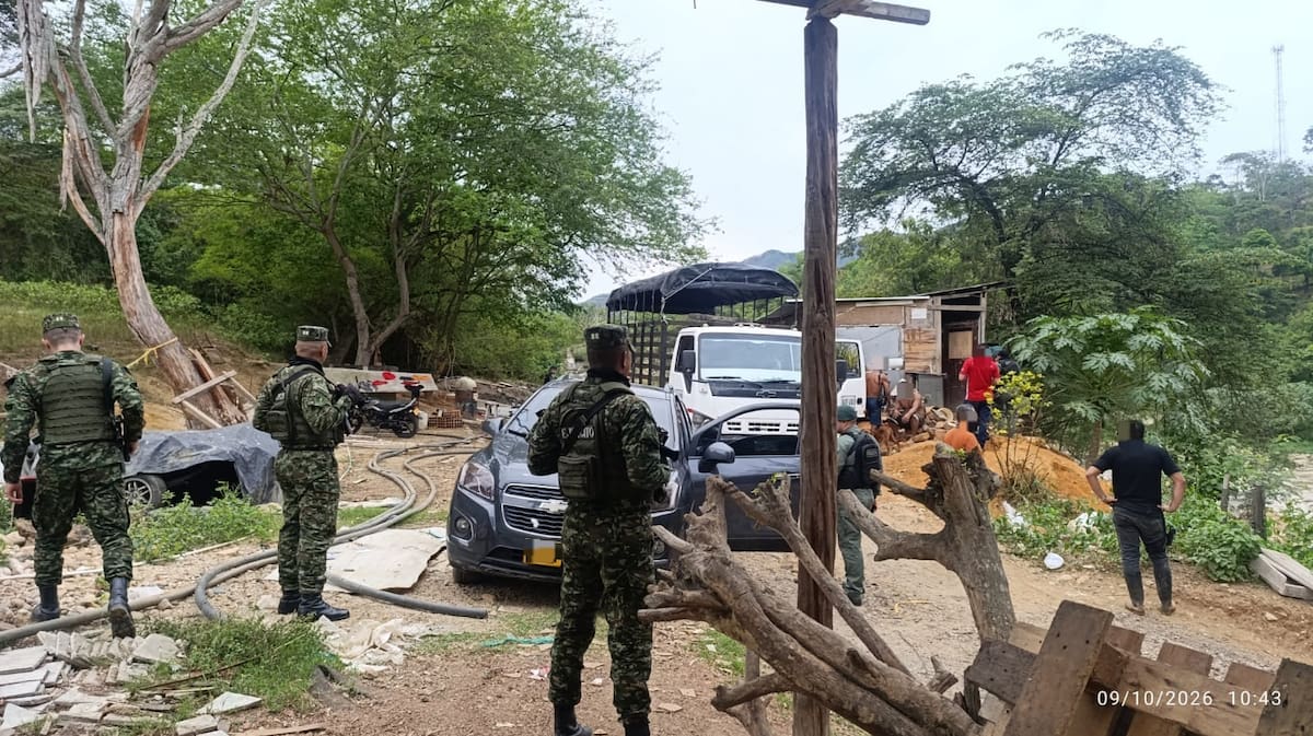 Tropas del Ejército y unidades de Carabineros capturaron a 14 personas por presunta minería ilegal en la escarpa occidental.