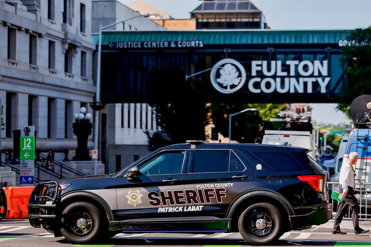 Se implementan medidas de seguridad mejoradas fuera del Palacio de Justicia y Centro de Justicia del condado de Fulton antes de una posible acusación del gran jurado contra el expresidente estadounidense Donald Trump. EFE/VANGUARDIA