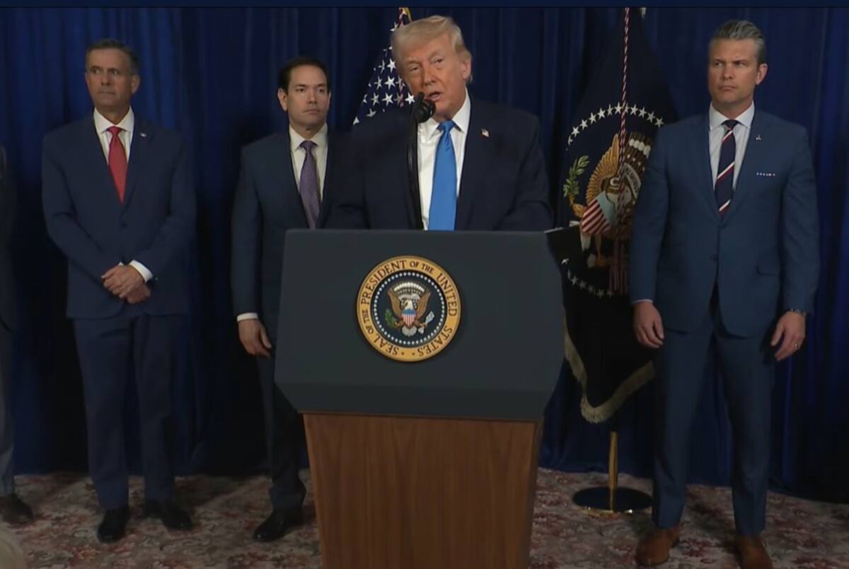 Captura de video tomada de una transmisión de La Casa Blanca del presidente de Estados Unidos, Donald Trump (c), durante una declaración junto al secretario de Estado Marco Rubio (2-i) y el secretario de Guerra Pete Hegseth (d) este sábado, desde Palm Beach (FL, EE.UU.). EFE/ La Casa Blanca
