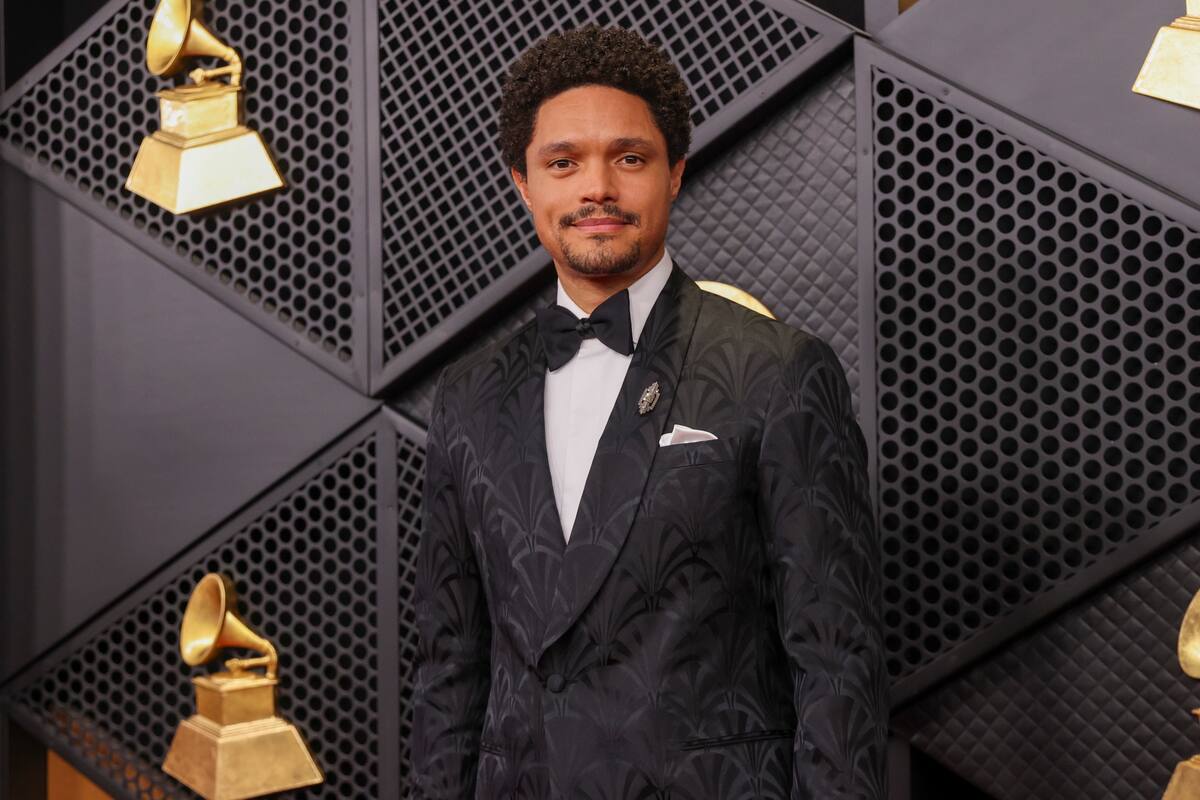 El comediante sudafricano Trevor Noah en la alfombra roja previa a la ceremonia de los Premios Grammy, en Los Angeles. EFE/EPA/JILL CONNELLY