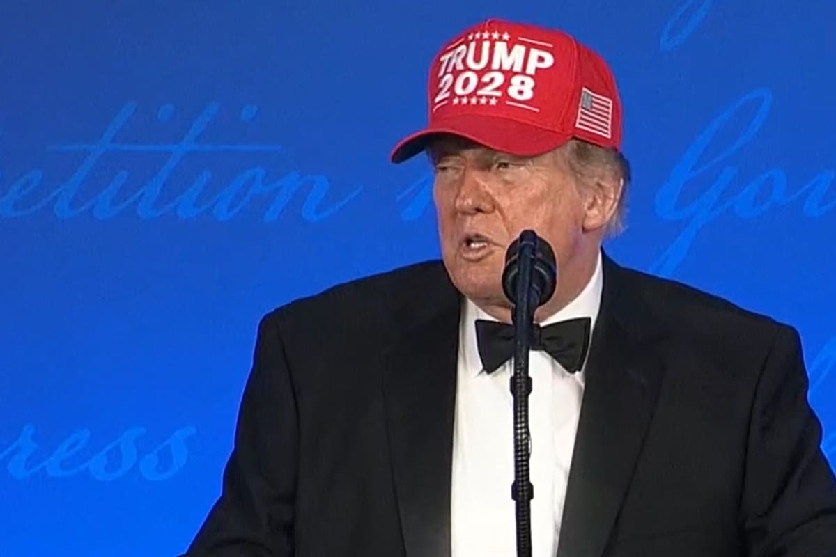 Captura de una transmisión de la cadena C-Span del presidente de EE.UU., Donald Trump, durante la Cena de Corresponsales de La Casa Blanca este viernes, donde bromeo con la posibilidad de presentarse a las elecciones presidenciales de 2028 y se colocó una gorra roja con el año 2028 en la parte frontal, en Washington (EE.UU.)