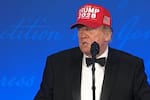 Trump bromea con presentarse a las elecciones de 2028 y aparece con una gorra “2028”