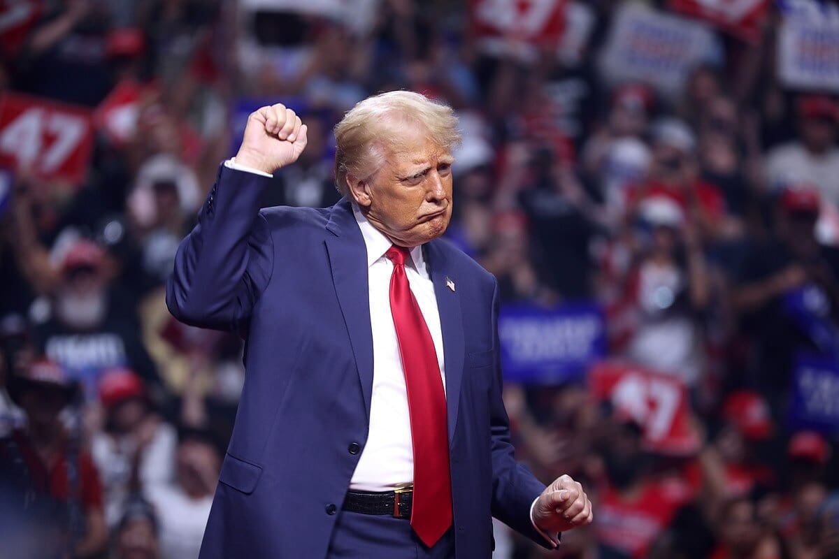 Trump convierte la caída del precio de la gasolina en un fenómeno viral con Daddy Yankee.