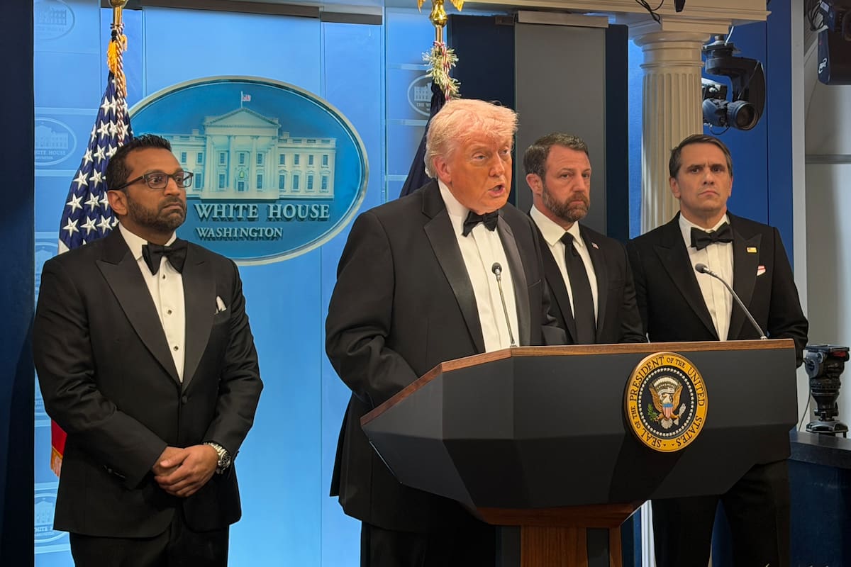 El presidente de los Estados Unidos, Donald Trump, habla en una rueda de prensa este sábado, en Washington (Estados Unidos). Trump dijo que el tirador que irrumpió en el hotel donde el mandatario participaba en una cena con corresponsales fue "interceptado" y detenido por el Servicio Secreto y que disparó a un agente, pero indicó que la bala impactó en su chaleco antibalas. EFE/ Octavio Guzmán