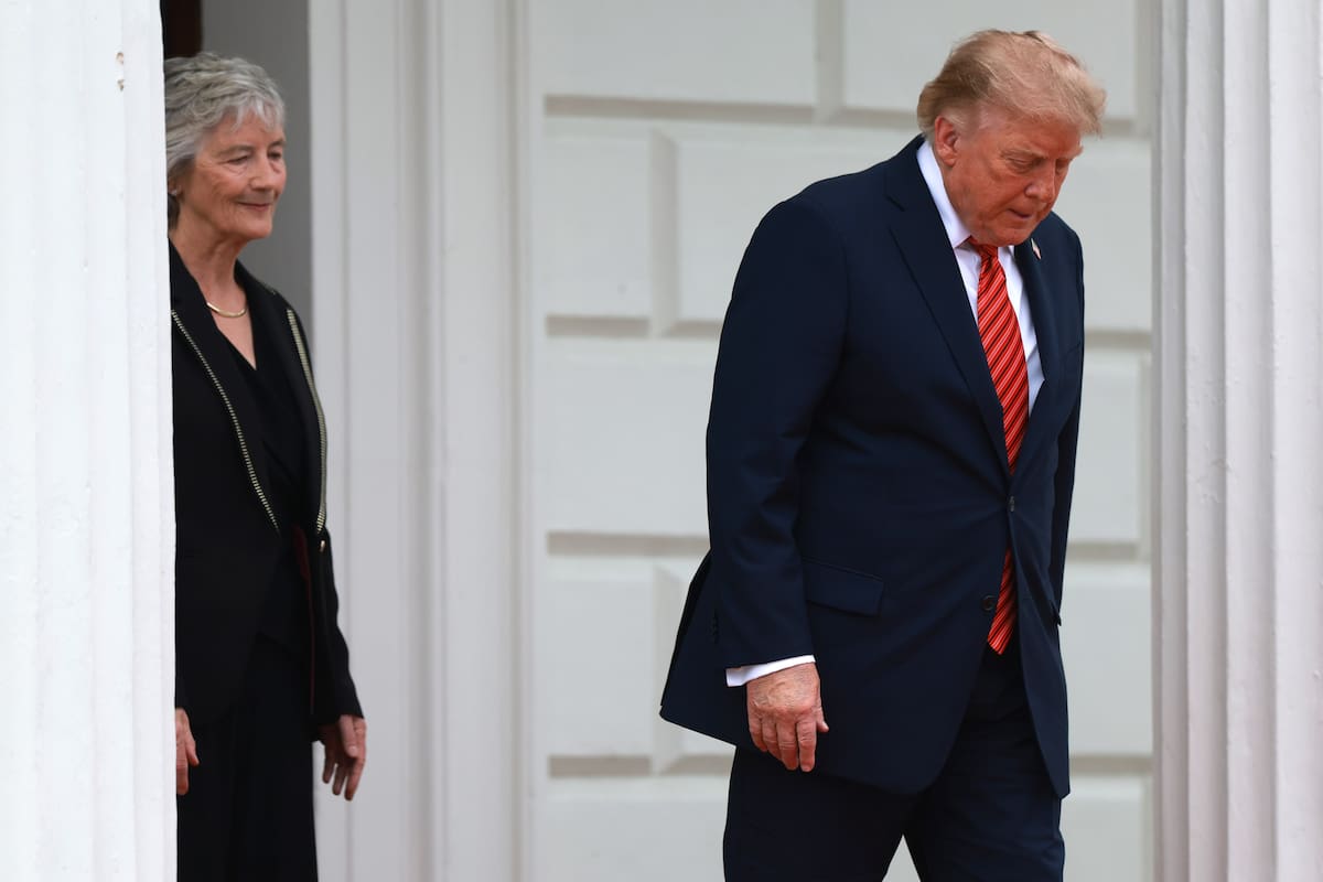 La presidenta de Irlanda, Catherine Connolly, observa la partida del presidente de Estados Unidos, Donald Trump, del palacio presidencial de Áras an Uachtaráin en Dublín, Irlanda, el 12 de septiembre de 2026. EFE/EPA/NEIL HALL