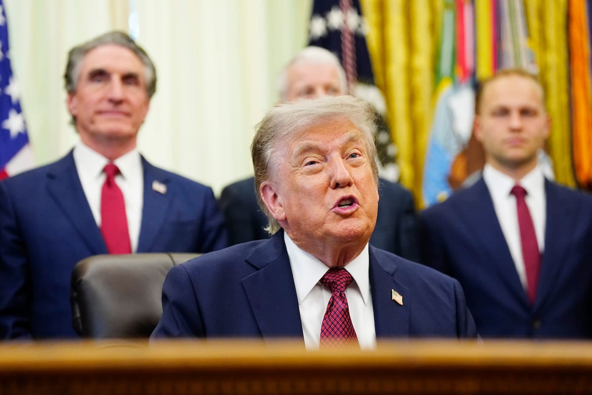El presidente de Estados Unidos, Donald Trump, habla durante un anuncio sobre innovación nuclear estadounidense en la Oficina Oval de la Casa Blanca en Washington, DC, EE. UU. EFE/BONNIE CASH
//////////
WASHINGTON (United States), 24/07/2026.- US President Donald Trump speaks during an announcement on US nuclear innovation in the Oval Office at the White House in Washington, DC, USA, 24 July 2026. The announcement came after the Marine Minerals Administration and the Nuclear Regulatory Commission signed an agreement on 22 July to coordinate oversight of potential nuclear energy projects on the US Outer Continental Shelf. EFE/EPA/BONNIE CASH / POOL