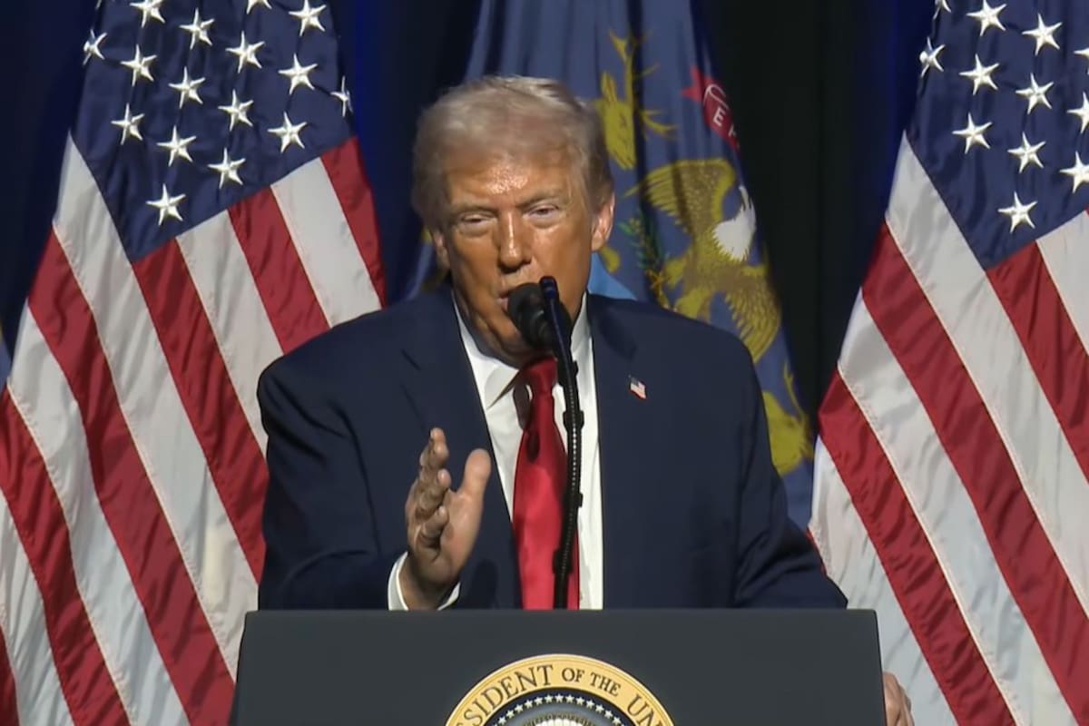 Captura de video de una transmisión de La Casa Blanca del presidente de Estados Unidos, Donald Trump, hablando este martes, en el Club Económico de Detroit (EE.UU.). Trump implementó más de 500 acciones migratorias, que derivaron en 622.000 deportaciones, en el primer año de su segunda Administración, lo que ya supera las medidas de su primera gestión entera (2017-2021), reveló el Migration Policy Institute (MPI). EFE/ La Casa Blanca /SOLO USO EDITORIAL/ SOLO DISPONIBLE PARA ILUSTRAR LA NOTICIA QUE ACOMPAÑA (CRÉDITO OBLIGATORIO)