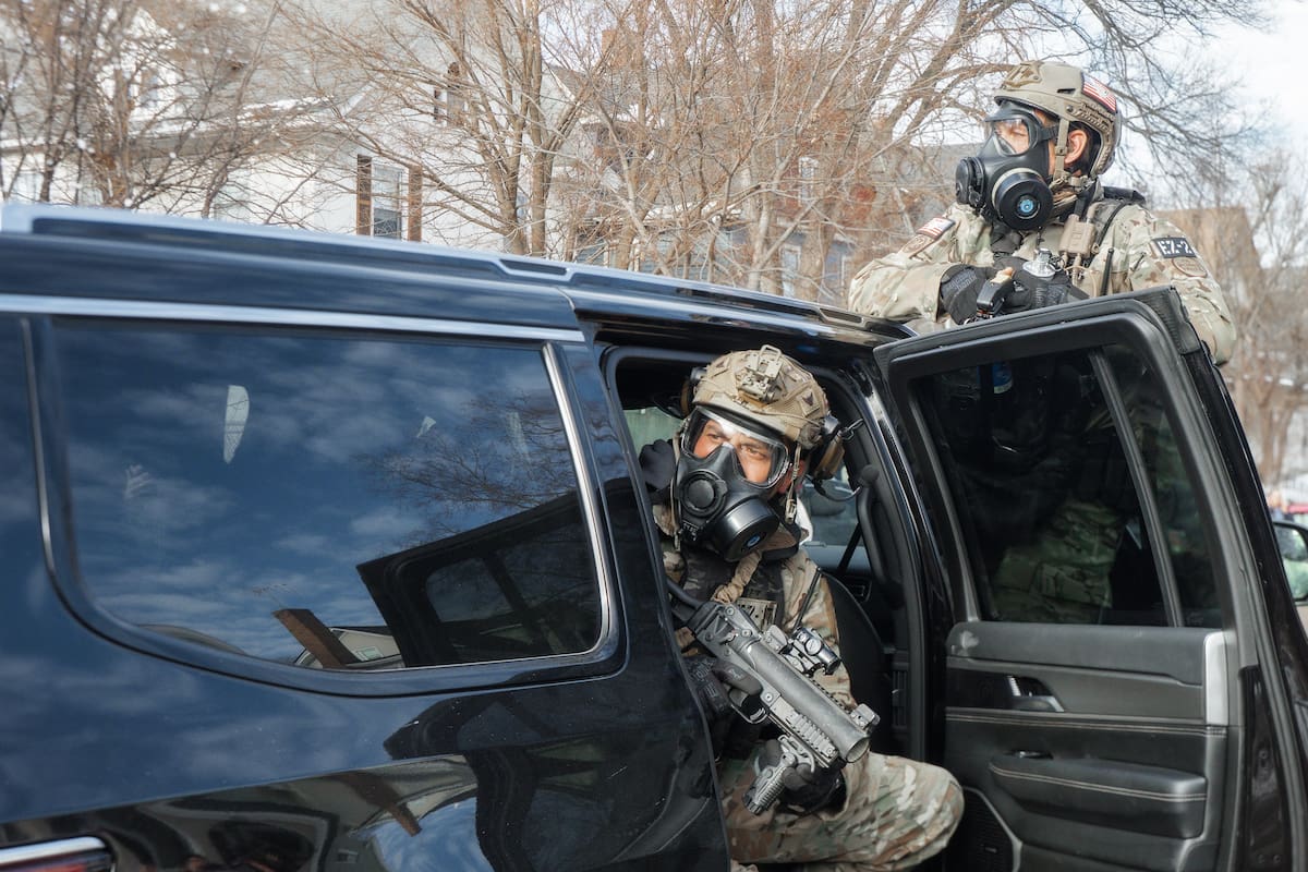 Fotografía del pasado lunes de agentes de la patrulla fronteriza en Mineápolis (EE.UU.). EFE/EPA/OLGA FEDOROVA