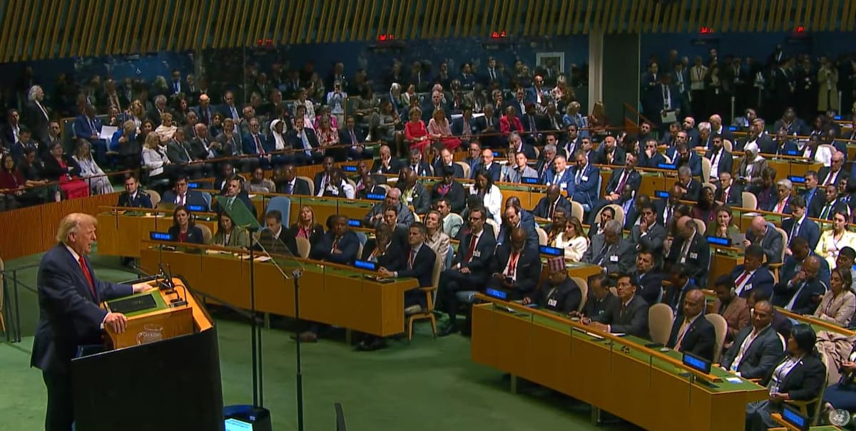 AME9598. NUEVA YORK (ESTADOS UNIDOS), 22/09/2026.- El presidente de Estados Unidos, Donald Trump, habla este martes a su llegada a la Asamblea General de la ONU en Nueva York (Estados Unidos). El secretario de Estado de Estados Unidos, Marco Rubio, defendió la decisión del presidente Donald Trump de prohibir la entrada a la Casa Blanca a CNN, MS NOW y Politico para realizar su trabajo periodístico y argumentó que el Gobierno no está acosando a los medios con los que está en desacuerdo ni tratando de derribarlos. EFE/ Octavio Guzmán