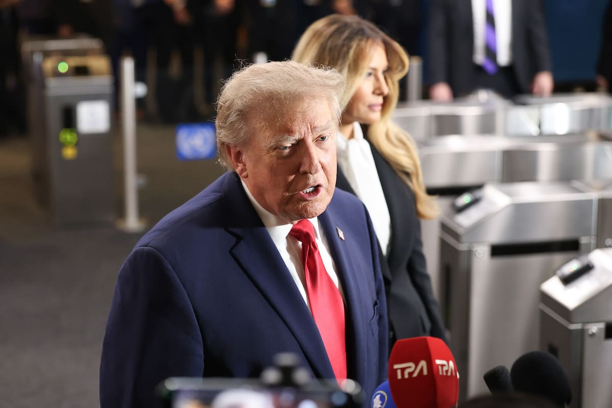 AME9598. NUEVA YORK (ESTADOS UNIDOS), 22/09/2026.- El presidente de Estados Unidos, Donald Trump, habla este martes a su llegada a la Asamblea General de la ONU en Nueva York (Estados Unidos). El secretario de Estado de Estados Unidos, Marco Rubio, defendió la decisión del presidente Donald Trump de prohibir la entrada a la Casa Blanca a CNN, MS NOW y Politico para realizar su trabajo periodístico y argumentó que el Gobierno no está acosando a los medios con los que está en desacuerdo ni tratando de derribarlos. EFE/ Octavio Guzmán