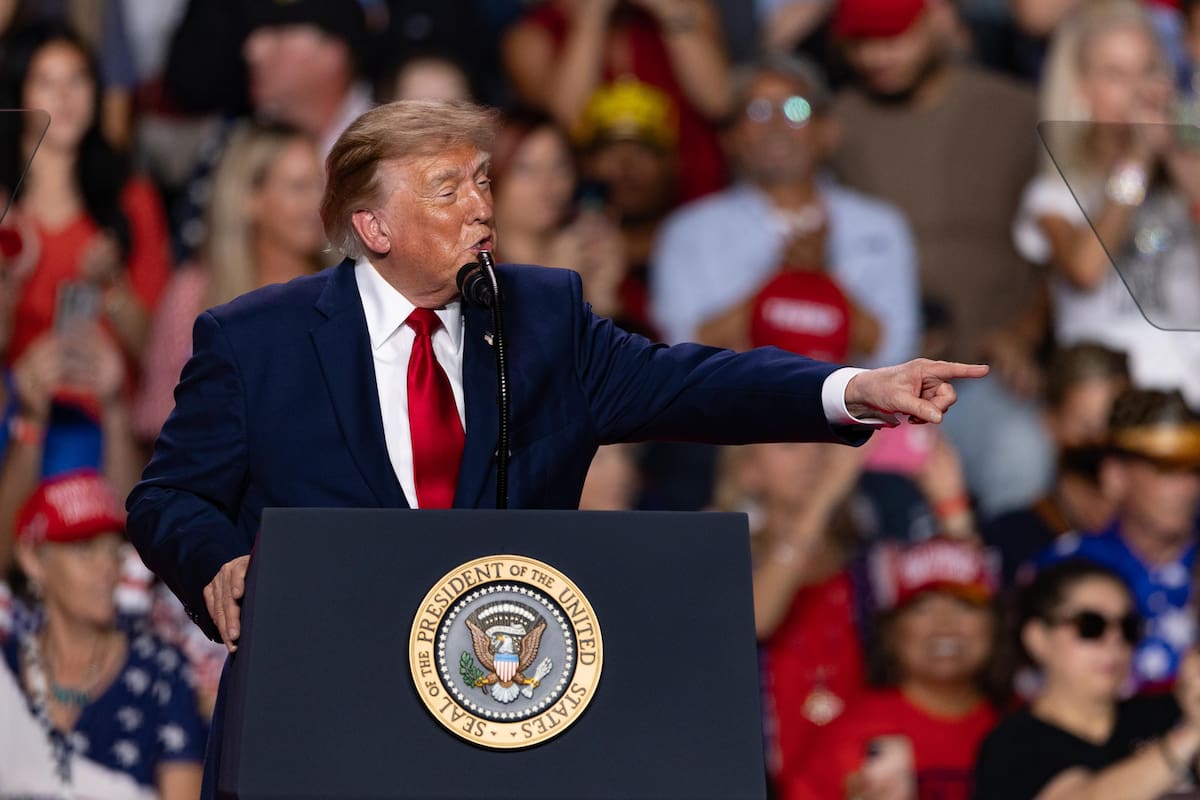 AME3940. SAN ANTONIO (ESTADOS UNIDOS), 07/10/2026.- El presidente de EE.UU., Donald Trump, pronuncia un discurso en un acto de campaña de apoyo de los candidatos republicanos este miércoles, donde pidió a los texanos que afronten las elecciones legislativas como si él mismo estuviera en la papeleta y volvió a ofrecer 5.000 dólares si los republicanos ganan una de las dos cámaras del Congreso, en San Antonio, Texas (EE.UU.). EFE/ Carlos Ramírez