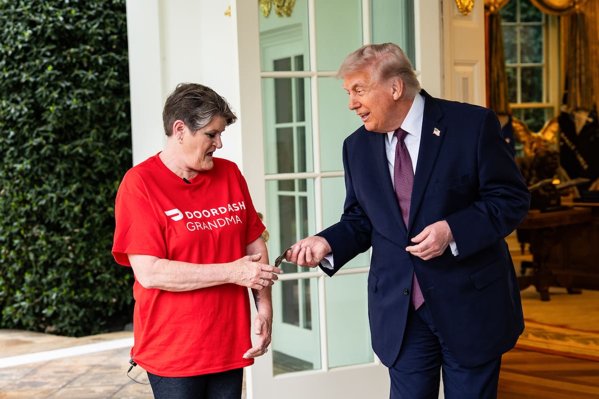 El presidente estadounidense, Donald Trump (derecha), da una propina a Sharon Simmons, empleada de DoorDash, frente al Despacho Oval de la Casa Blanca en Washington, D.C., EE. UU., el 13 de abril de 2026. EFE/SALWAN GEORGES / POOL