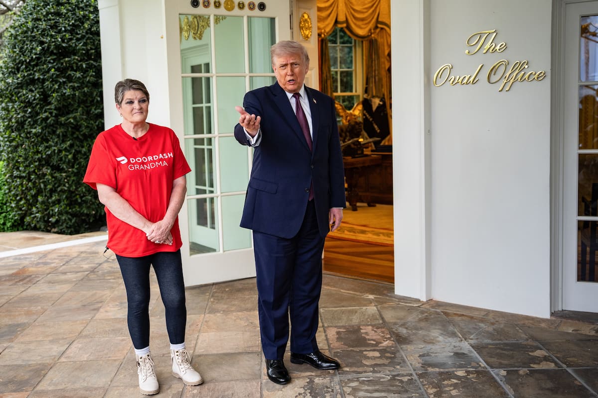 El presidente estadounidense, Donald Trump (derecha), habla con miembros de la prensa junto a Sharon Simmons, empleada de DoorDash, frente al Despacho Oval de la Casa Blanca en Washington, D.C., EE.UU., el 13 de abril de 2026. EFE/SALWAN GEORGES / POOL