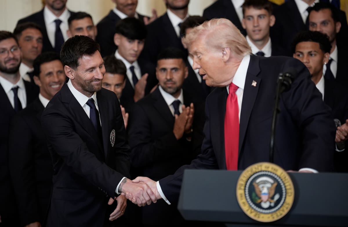 El Presidente de Estados Unidos, Donald Trump saluda al capitán del Inter Miami, Lionel Messi en una reunión en la Casa Blanca en Washington. EFE/EPA/YURI GRIPAS/POOL