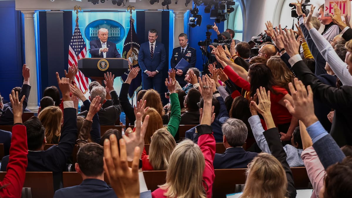 El presidente de Estados Unidos, Donald Trump (C), responde a una pregunta de los medios durante una rueda de prensa sobre Irán desde la Casa Blanca en Washington D. C., Estados Unidos. EFE/Jim Lo Scalzo