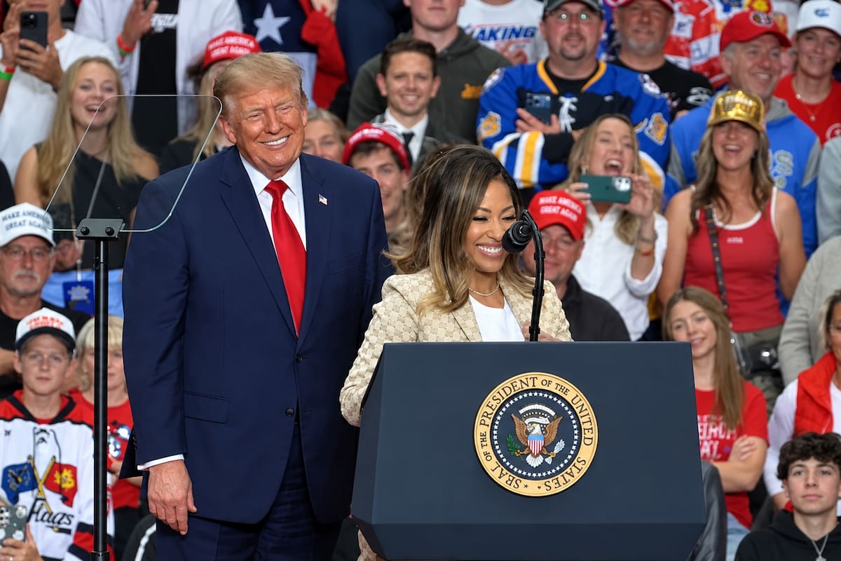 Trump y Nicki Minaj en Michigan. Foto: Captura de video / Calidad mejorada con inteligencia artificial / VANGUARDIA