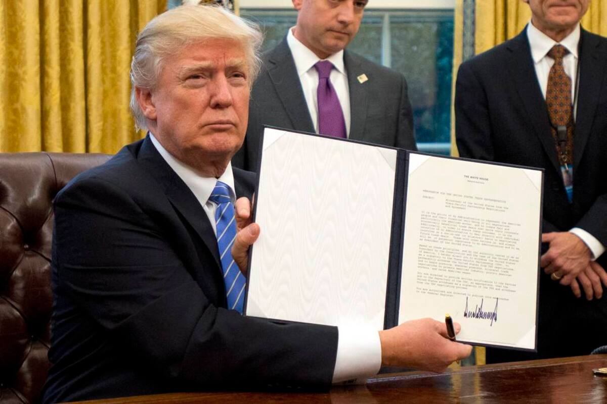 El presidente estadounidense, Donald Trump, muestra la orden ejecutiva para sacar a EE. UU. del acuerdo comercial TPP. (Foto: Archivo/ VANGUARDIA LIBERAL)