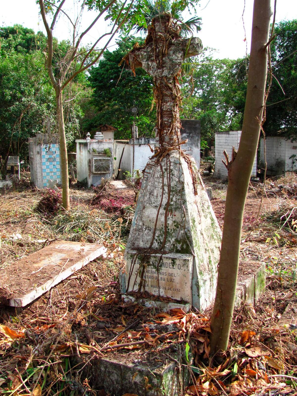 Tumba de Blas Hernández, quien nace en Girón en 1894 y muere en Bucaramanga en 1932. Blas era escritor, periodista y poeta santandereano, inquieto estudioso del espiritismo y fundador del Centro Espiritista «Alba Luz». (Foto suministrada: Sergio Armando Cáceres Mateus).