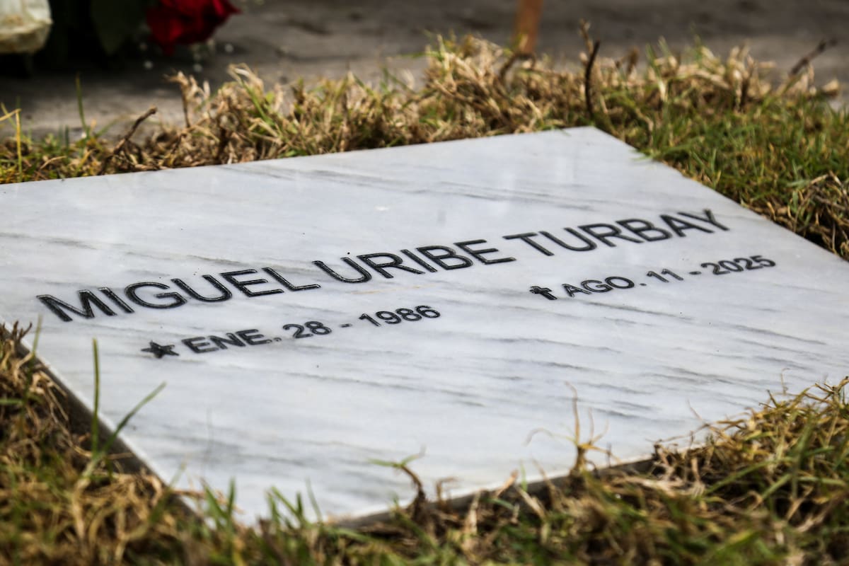 Misas, flores y homenajes: así recordaron a Miguel Uribe Turbay un año después. // Foto: Colprensa - Catalina Olaya.