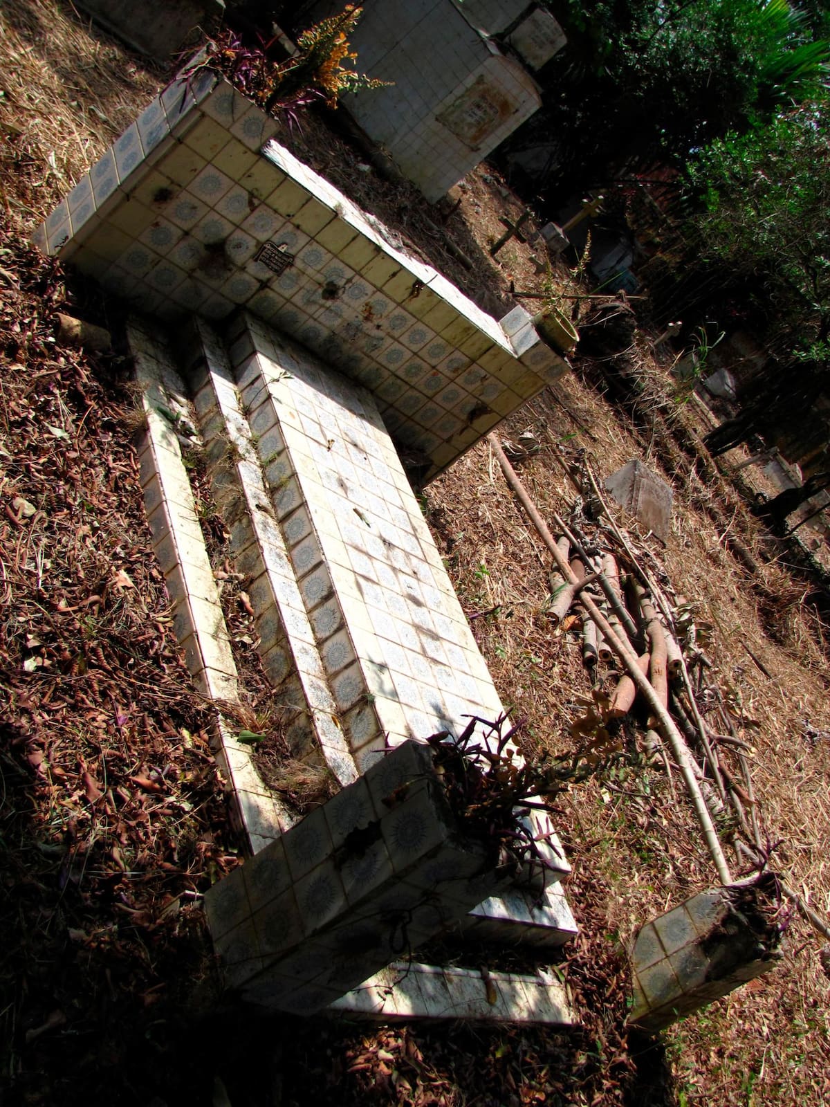 Tumba de Nubia Ríos. Era oriunda de Pereira y nació hacia 1950 en pleno recrudecimiento de la violencia bipartidista. Una mujer adiestrada en las artes amatorias en un burdel clandestino en Bucaramanga a finales de los años sesenta: el escandaloso Grill Monserrate, vía a Pamplona, en el kilómetro cuatro. Sus devotas eran prostitutas y mujeres de diferentes clases sociales, que le pedían favores a cambio de ofrendas en el nombre del ánima. Tenía 18 años cuando se quitó la vida de un tiro en la cabeza, en una de las habitaciones del “grill” en la que vivía, la madrugada del 14 de agosto de 1968. (Foto suministrada: Sergio Armando Cáceres Mateus).