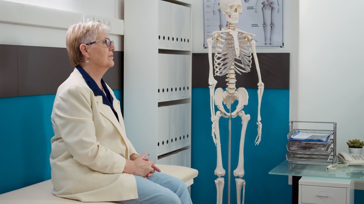 Osteosarcoma: Es el tumor más común, suele aparecer en adolescentes y adultos jóvenes, principalmente en los huesos largos de piernas y brazos.