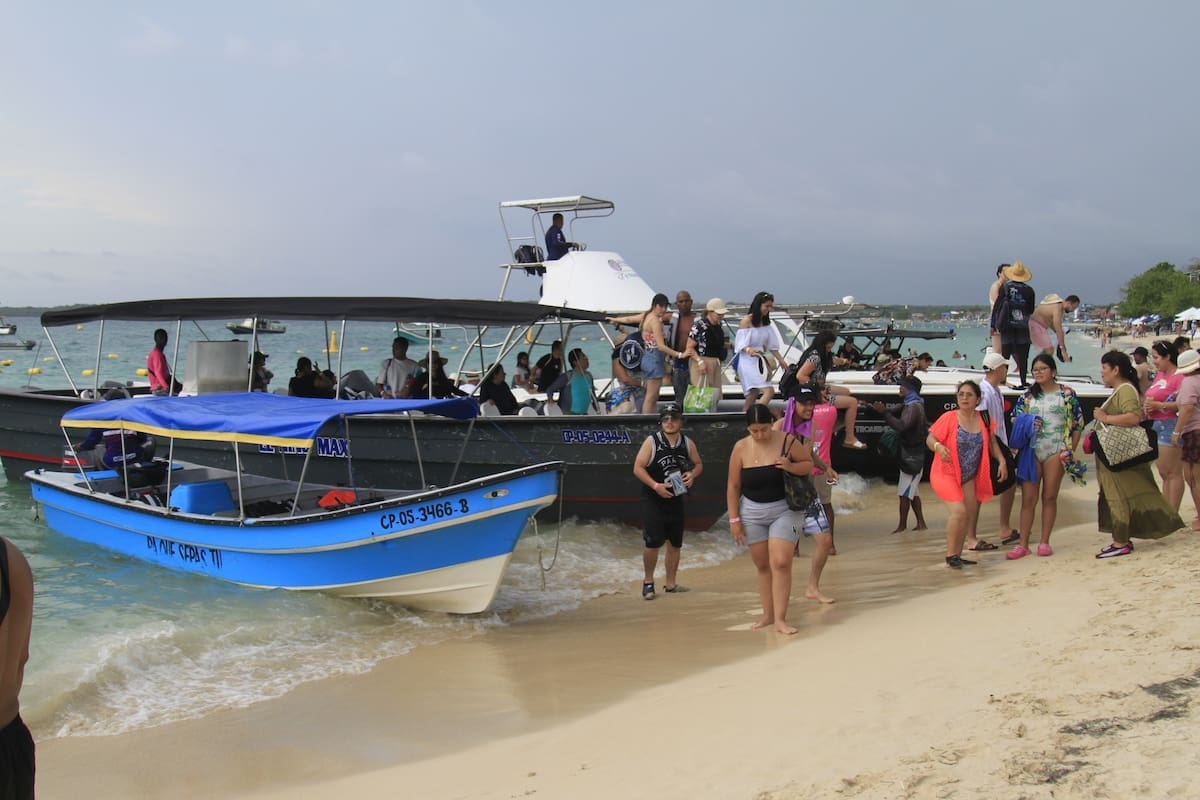 Turistas en Playa Blanca, Isla Barú. // Foto: Óscar Díaz - El Universal.