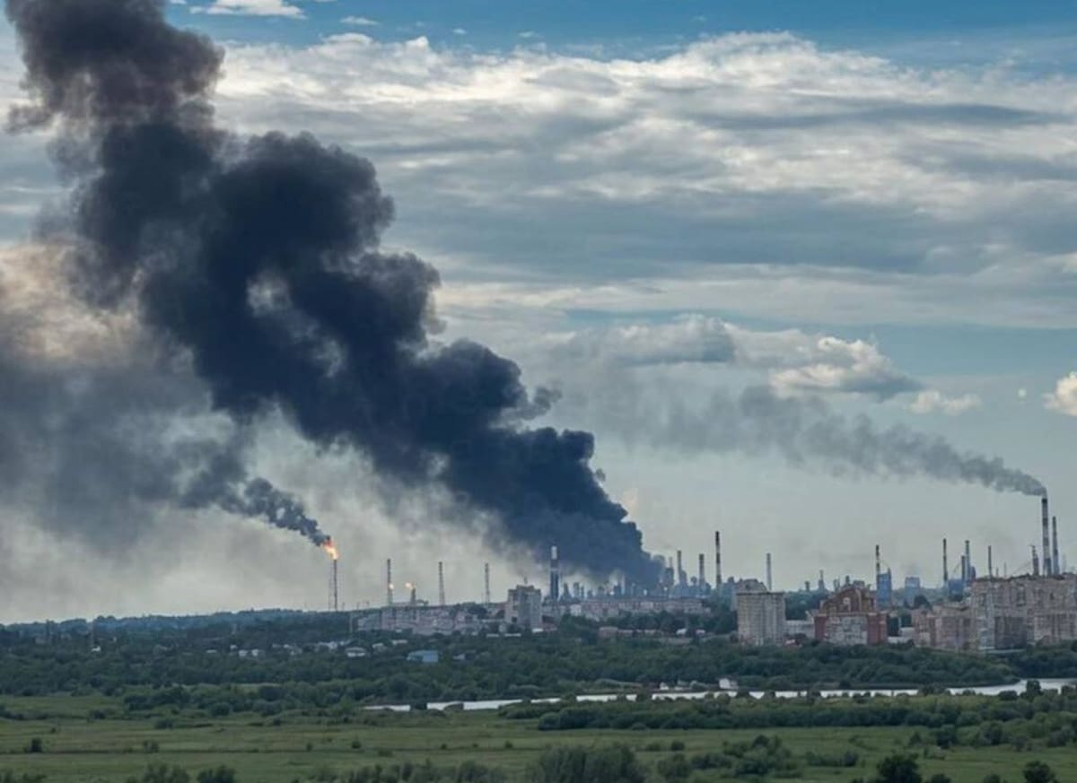 KIEV, 06/07/2026.- El Ejército ucraniano confirmó este lunes ataques a tres refinerías situadas en las regiones rusas de Leningrado, Yaroslavl y Omsk (en la imagen), esta última situada a casi 2.500 kilómetros de la frontera ucraniana, e informó también de nuevos bombardeos contra una subestación eléctrica clave de Crimea y una terminal petrolera de la península del mar Negro anexionada por Rusia en 2014. EFE/@United24 Media - SOLO USO EDITORIAL/SOLO DISPONIBLE PARA ILUSTRAR LA NOTICIA QUE ACOMPAÑA (CRÉDITO OBLIGATORIO) - MEJOR CALIDAD DISPONIBLE