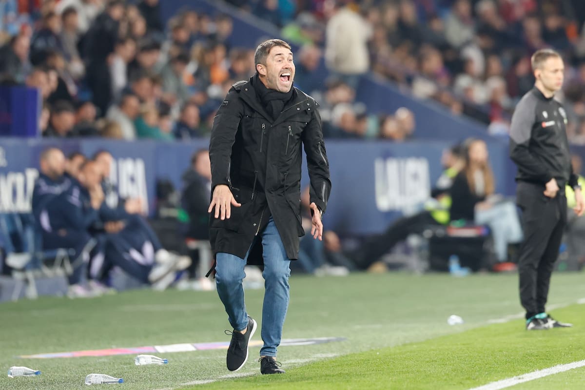VALENCIA, 27/02/2026.- El entrenador del Alavés, el argentino Eduardo Coudet, durante el partido de LaLiga de fútbol que UD Levante y Deportivo Alavés disputan este viernes en el estadio Ciutat de Valencia. EFE/Ana Escobar