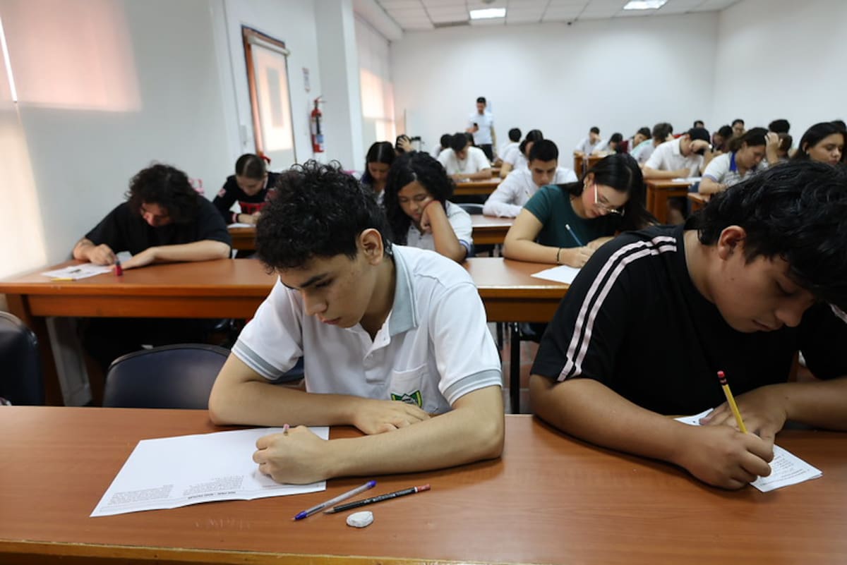 La fórmula del talento se escribe en la UDES: estudiantes disputaron la final de las Olimpiadas Matemáticas.
