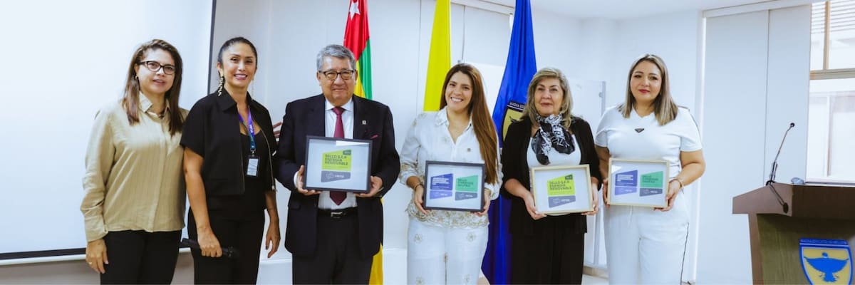 Martha Juliana Ordóñez, gerente de AGI Ambiental, así como Stibali Jaimes Aguilar, directora comercial de VERSA, fueron las encargadas de entregar las respectivas certificaciones a Patricio López Jaramillo, rector de la UDES. Junto a él, también estuvieron varios directivos de ese centro de educación superior.