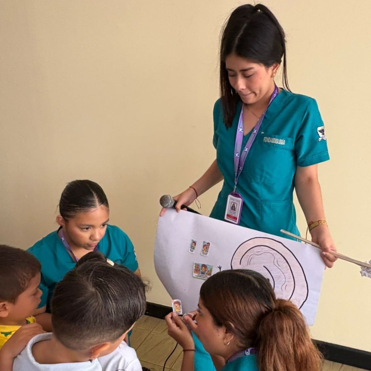 Estudiantes de la UDES enseñan a niños a cuidarse en su día.