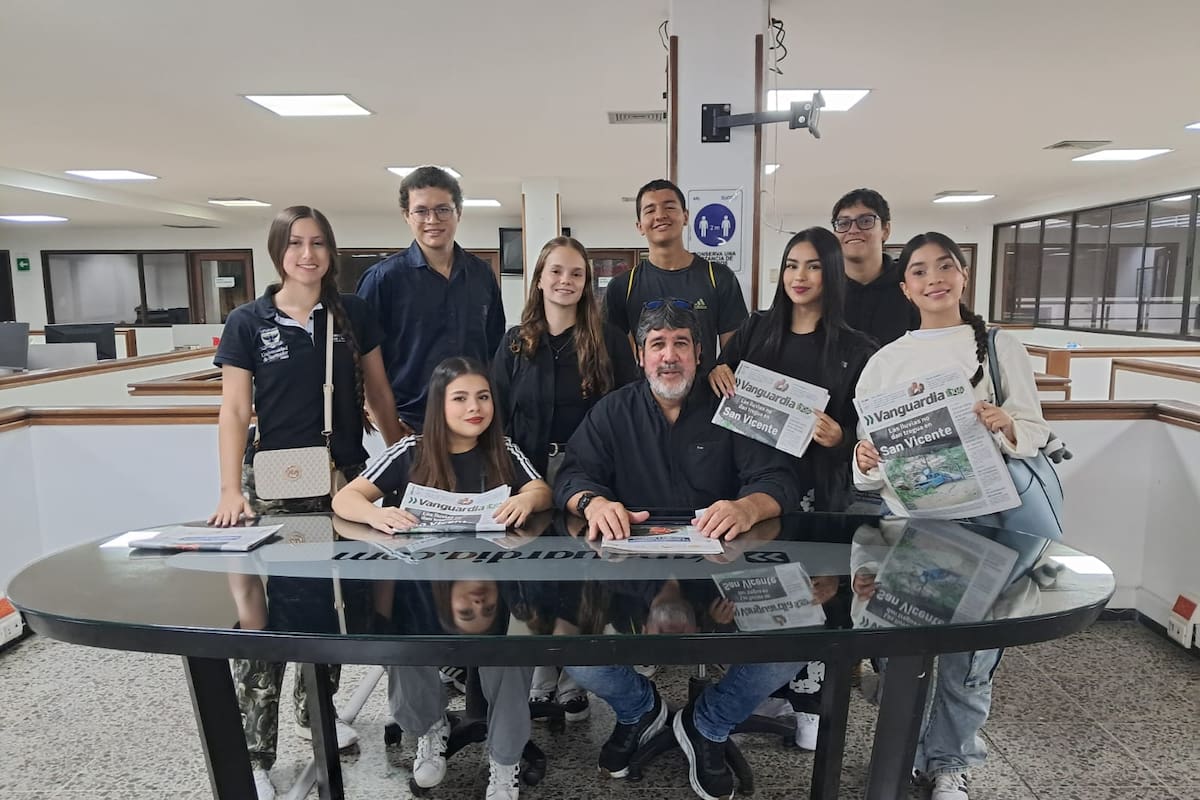 Valeria Lucía Mora García, Juanita Ortiz Barreto, Mariángel Villalba Santiago, Ana Daniela Otálvarez Cueto, Tatiana Antonella Gangge , Alejandro Camargo Clavijo, Juan José Niño Ortega, Carlos Andrés Medrano y Felipe Zarruk. (Foto: Euclides Kilô Ardila / VANGUARDIA)