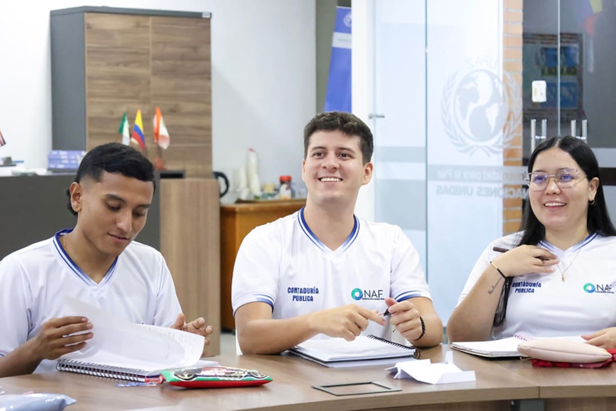 Jóvenes universitarios enseñan a escolares cómo los impuestos aportan al desarrollo.