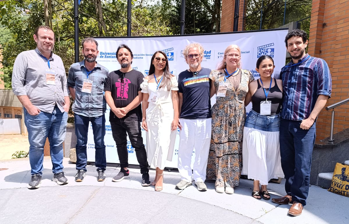 El programa de Comunicación Social y Periodismo de la Universidad de Santander, UDES, realizó la 4ta edición del Festival de Cine Enfocados, a la que asistieron reconocidas figuras del cine local y nacional. En la foto aparecen: Arley Durán, Fredy Higuera, Iván Gaona, Angie Jimena Nieto, Mario Mantilla, Catalina Serrano, Diana Cristina Rivero y Mauricio Navarro.