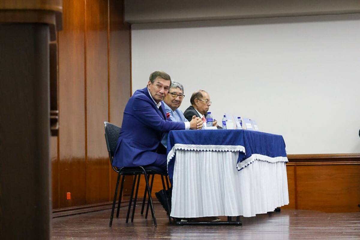 UDES reconoce con la Condecoración Comuneros la trayectoria empresarial de Andrés Novoa Pineda.