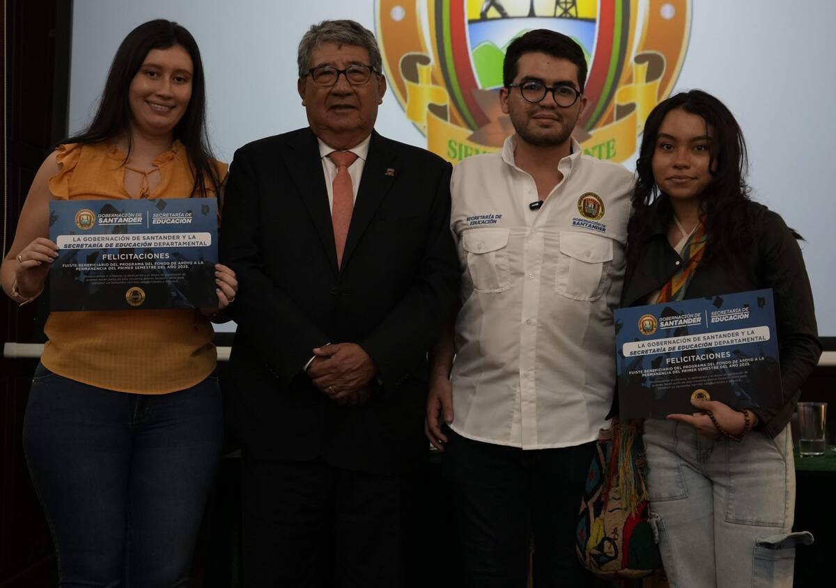 Patricio López Jaramillo, rector de la UDES, acompañó a dos de los estudiantes beneficiarios; y junto a él aparece el secretario de Educación de Santander, Nicolás Ordóñez.