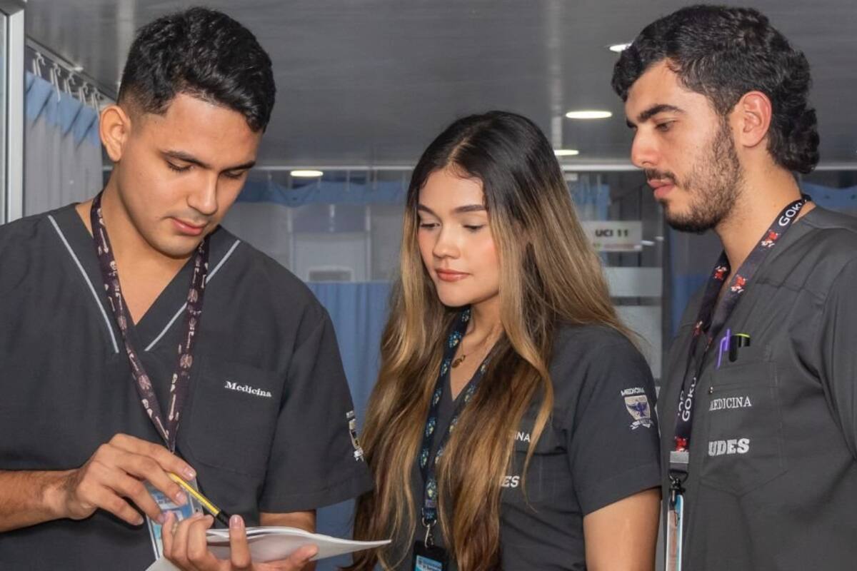Investigación y calidad impulsan a Medicina UDES al top 10 en Colombia y al escenario global.