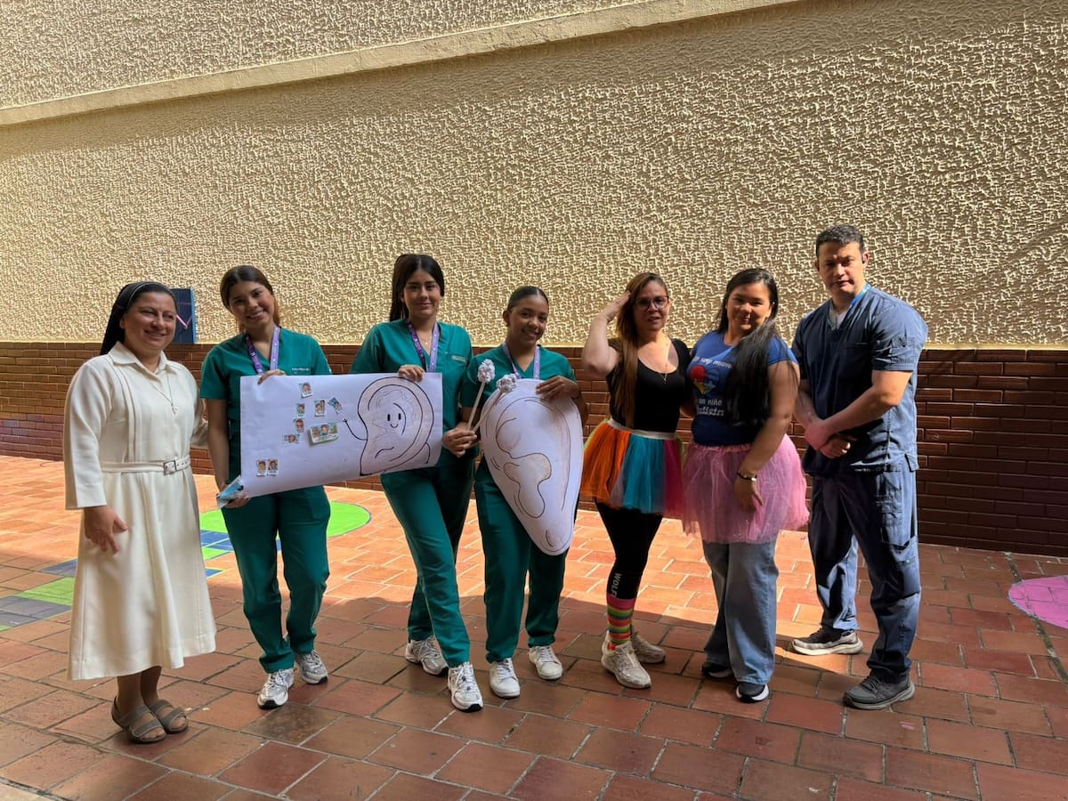 Estudiantes de la UDES llevan a niños un mensaje de prevención y bienestar.